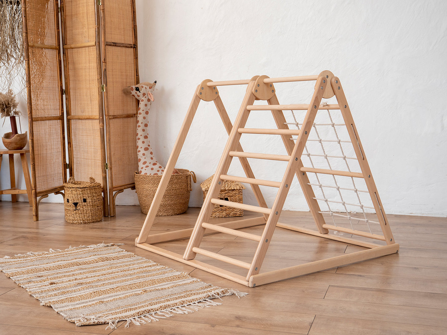 Luonnonpuusta valmistettu pieni kolmion muotoinen kiipeilyteline