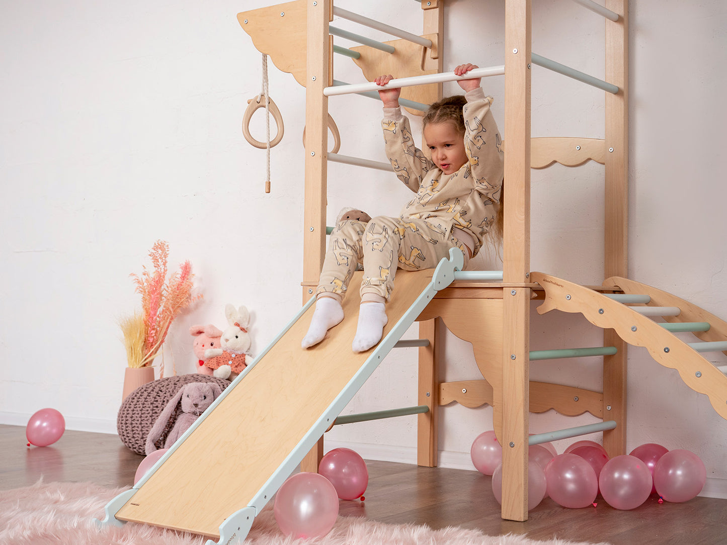 Kiipeilyteline "Little Tower" sisältää rampin, voimistelurenkaat ja köyden kolmella puupallolla