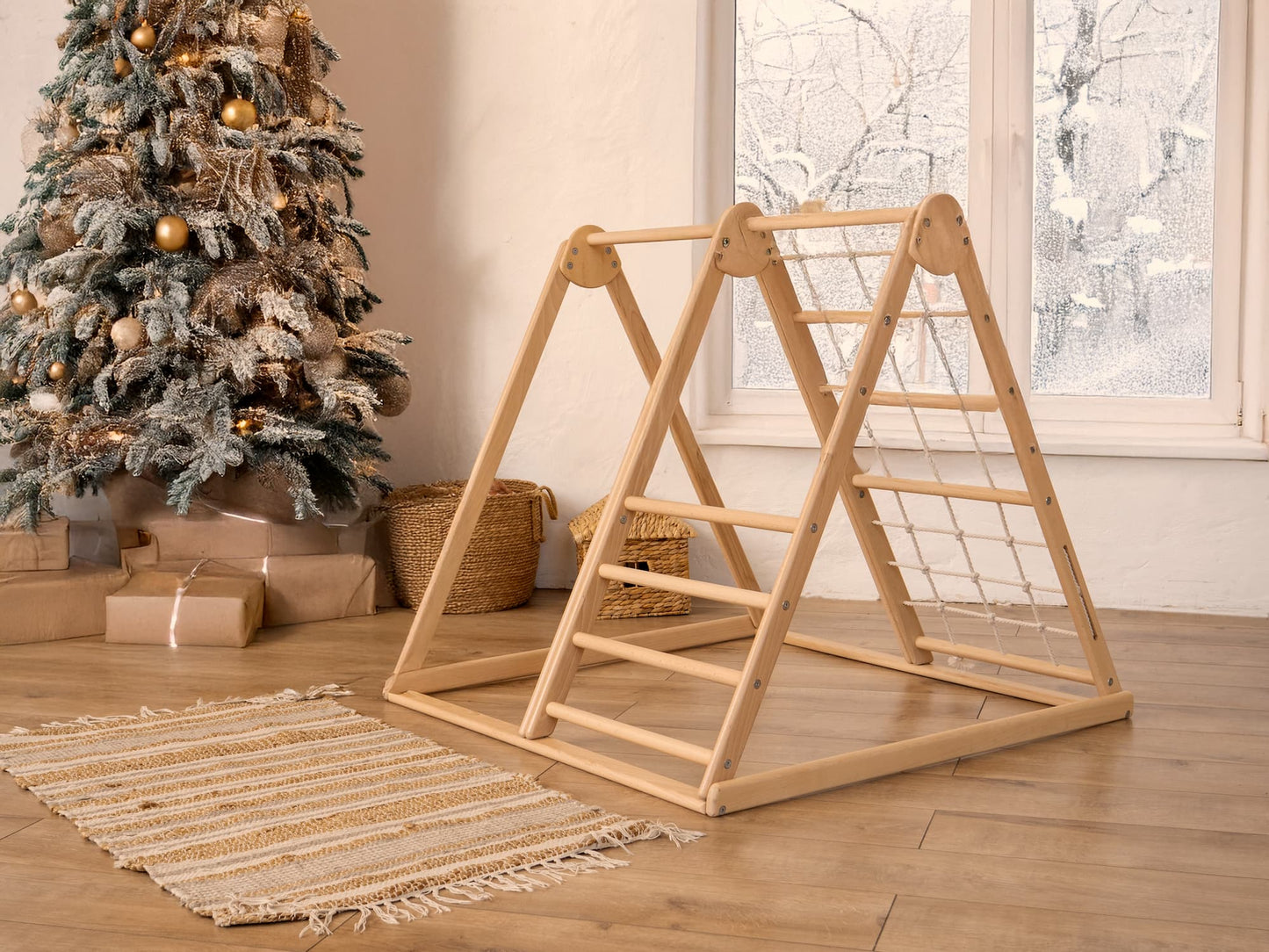 Luonnonpuusta valmistettu pieni kolmion muotoinen kiipeilyteline