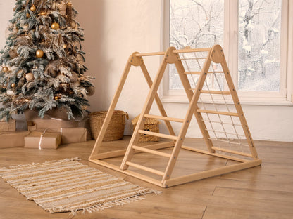 Luonnonpuusta valmistettu pieni kolmion muotoinen kiipeilyteline