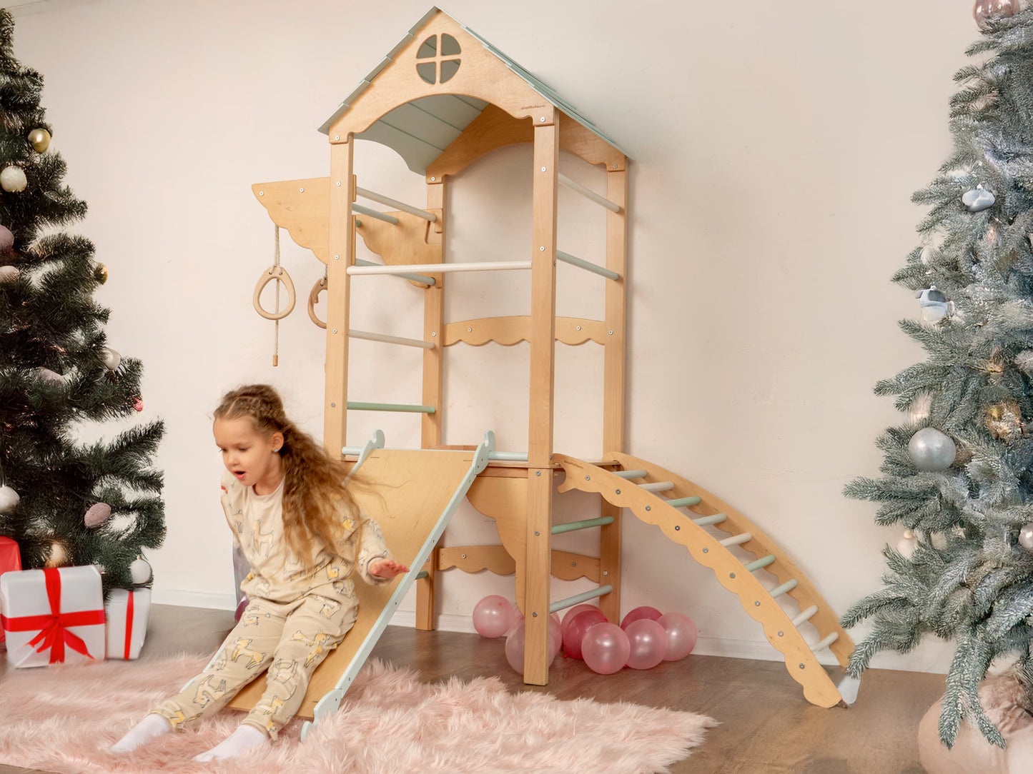 Kiipeilyteline "Little Tower" sisältää rampin, voimistelurenkaat ja köyden kolmella puupallolla