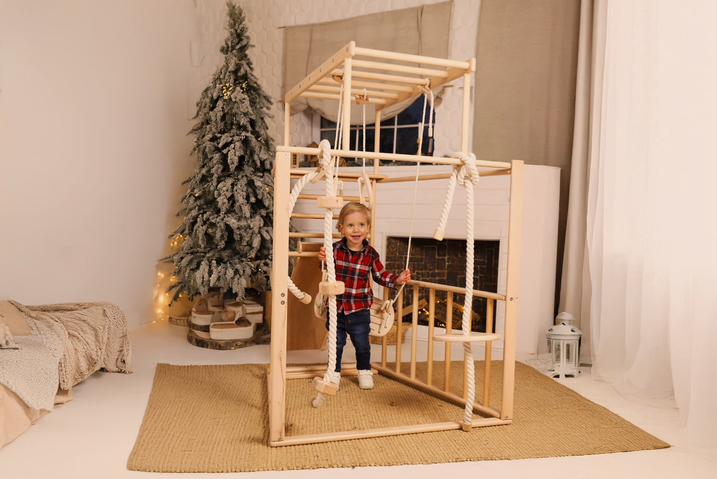 Kiipeilyteline PIENI TRAPEZE tikkailla, matto, ramppi, köysiistuin, voimistelurenkaat, keinuistuin, keinu puupalloilla